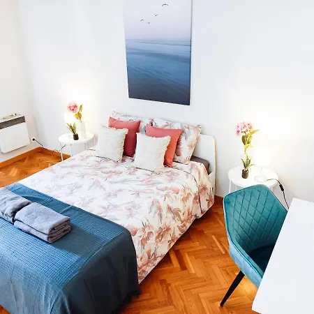Hostel By La Pedrera - Diagonal *